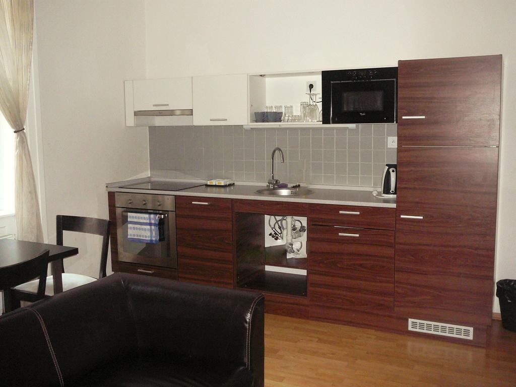 Lion Apartments Medena, Big Size, High Ceilings ブラチスラヴァ エクステリア 写真