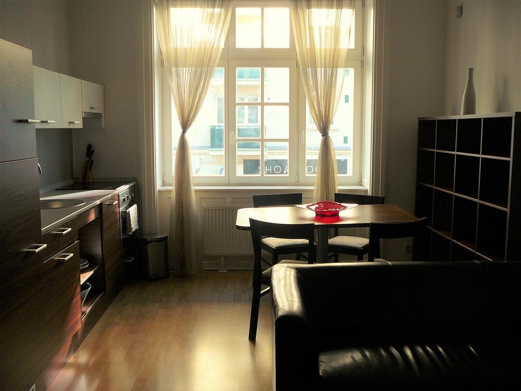 Lion Apartments Medena, Big Size, High Ceilings ブラチスラヴァ エクステリア 写真
